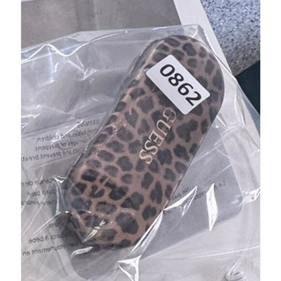 GUESS Hard Leopard Print Glasses Case - Picture 6 of 6